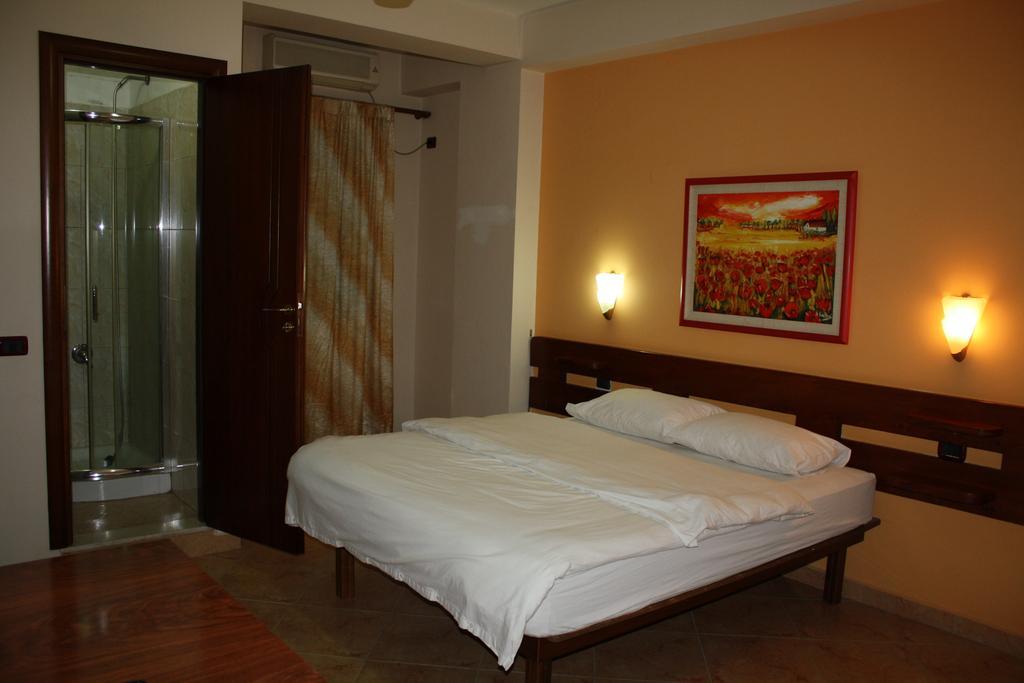 Hotel Martini Vlorë Quarto foto